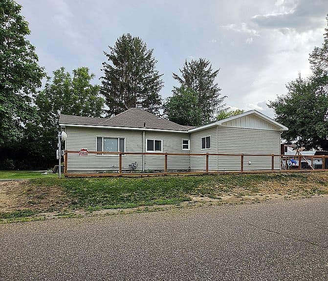 102 2nd St E photo 4