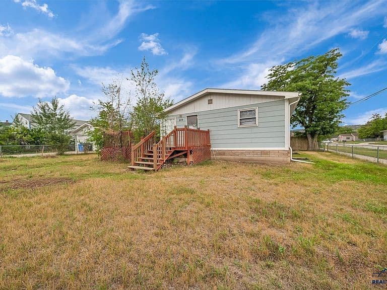 629 Wood Ave photo 1