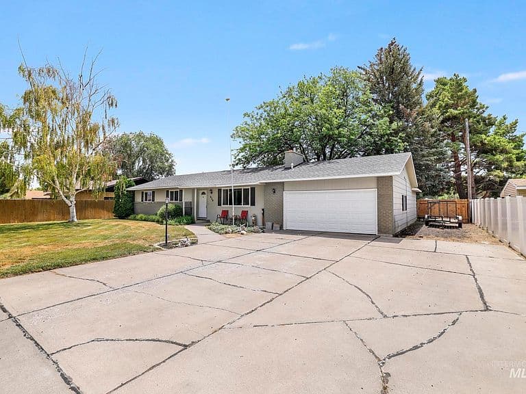 679 Crestview Dr photo 3