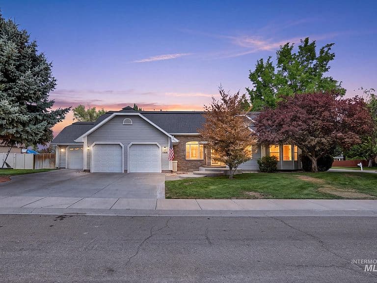 2047 Candlewood Cir photo 1