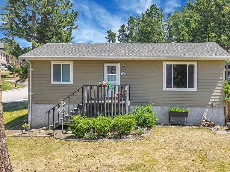 530 Deegan Dr photo 4