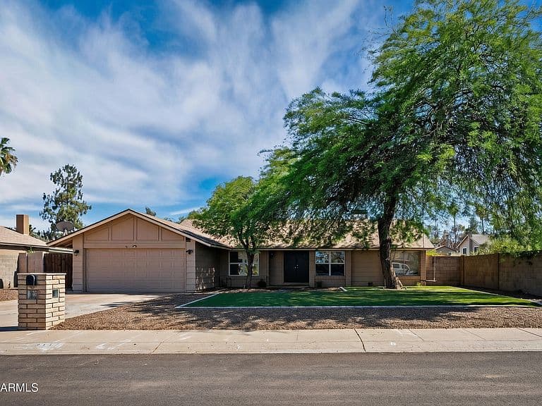 2439 W Kathleen Road photo 1