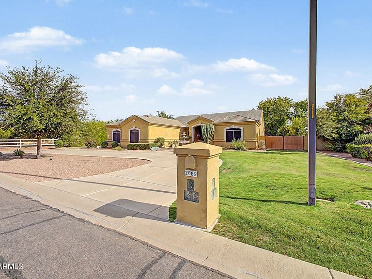 2089 E PARK Avenue photo 2