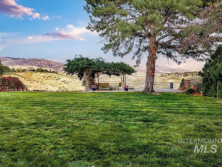 909 W Wyndemere Dr photo 3