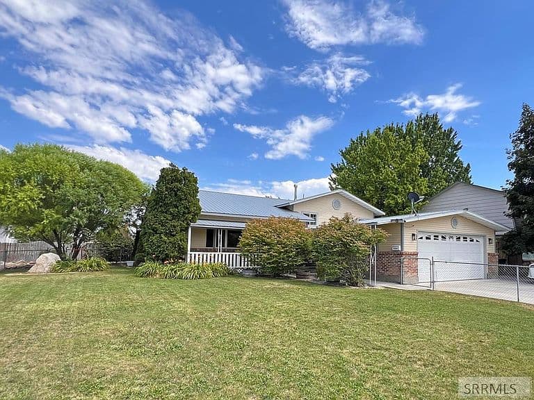 413 Logan Dr photo 1