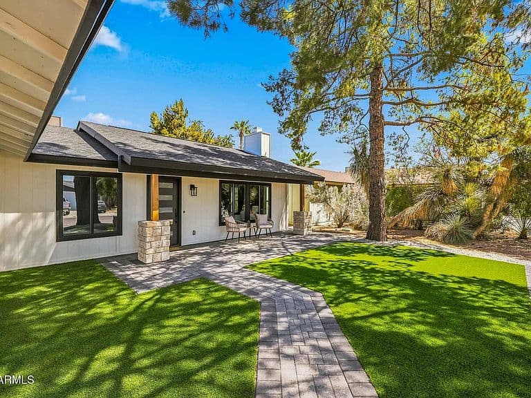 6814 E BEVERLY Lane photo 3