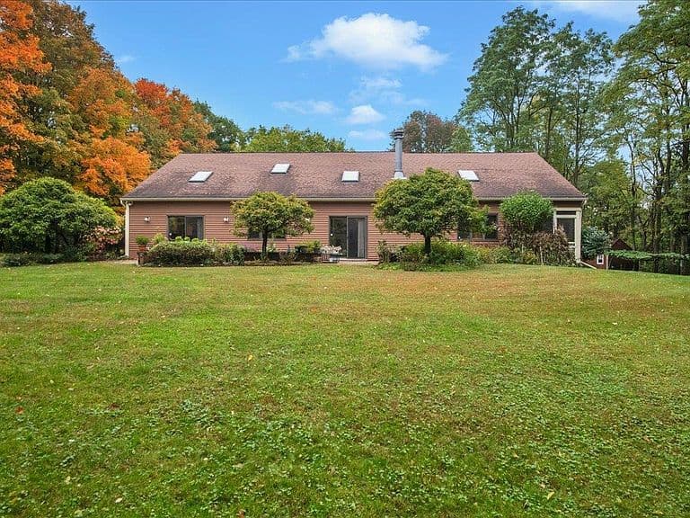 63 Phillip Lane photo 2