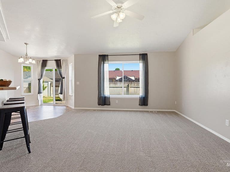 501 Knights Cir photo 4