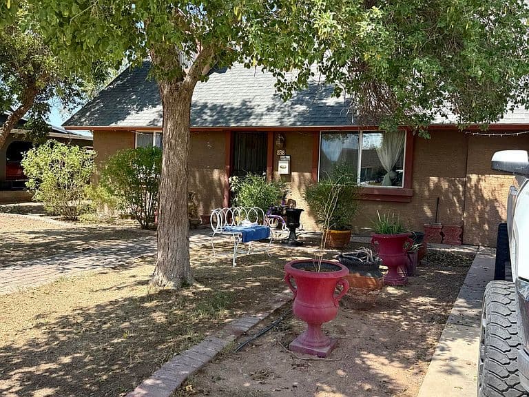 898 E OAKLAND Street photo 3