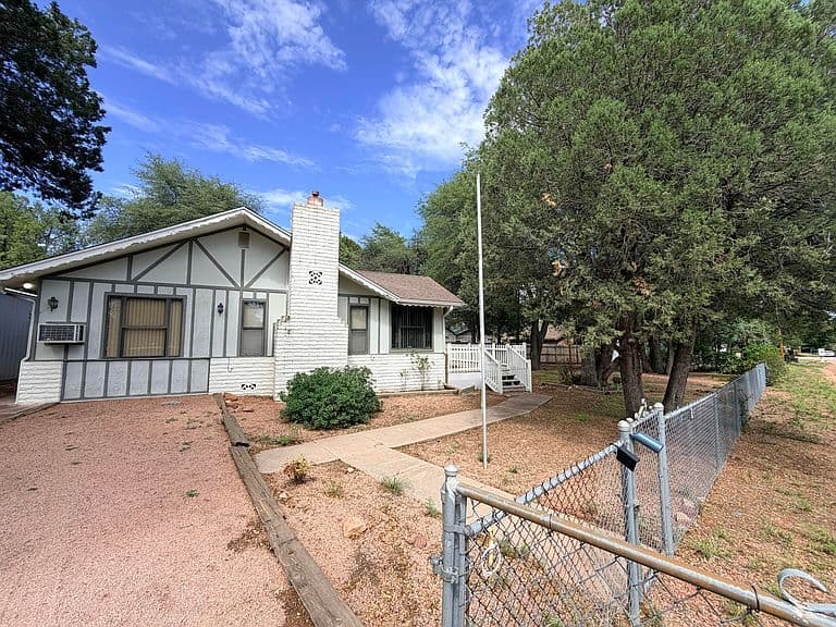 504 W Johnson Dr photo 2