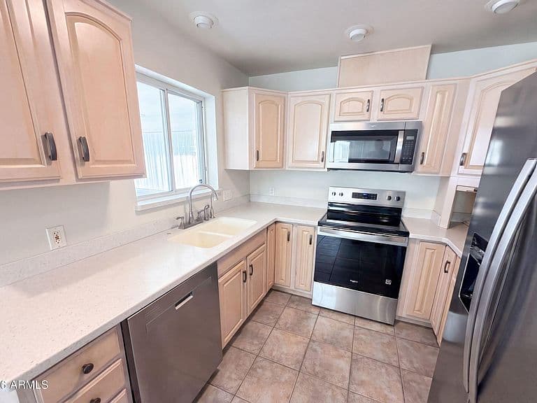 1738 W NORTH Lane photo 2