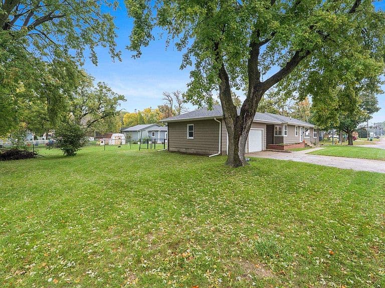210 E Maple St photo 3