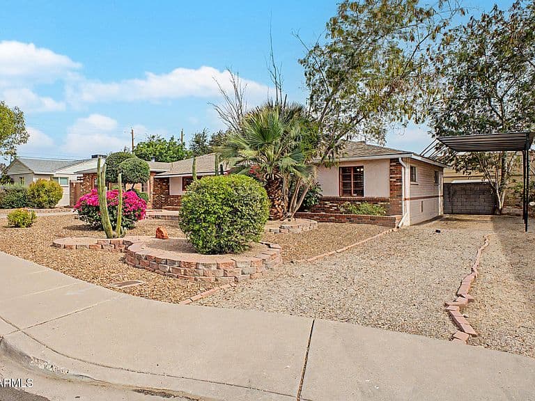 1739 E LUKE Avenue photo 4