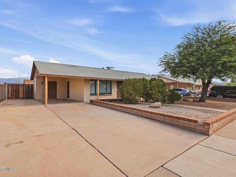 7118 W Cheryl Drive photo 2