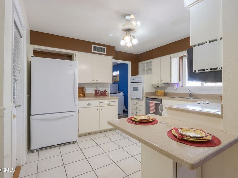5642 E DES MOINES Street photo 3