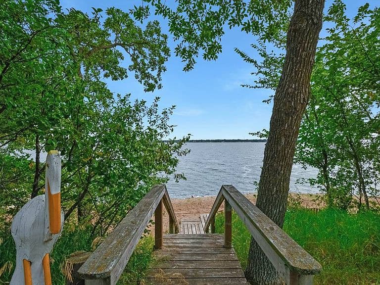 817 Oakwood Dr photo 3