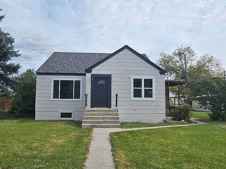 210 N Oak St photo 1