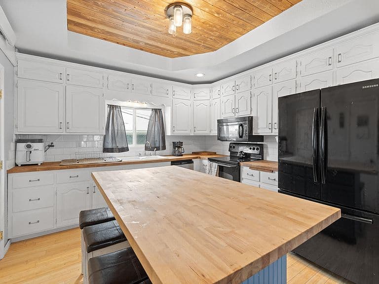 204 Park Ave photo 5
