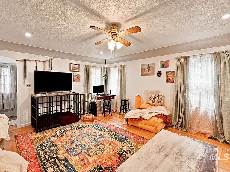 418 E Avenue B photo 5
