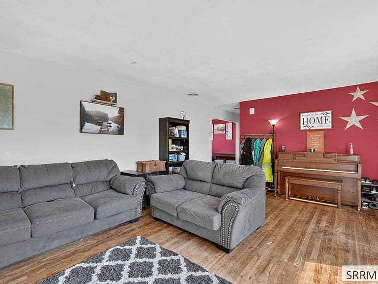 134 W Bingham Ave photo 3