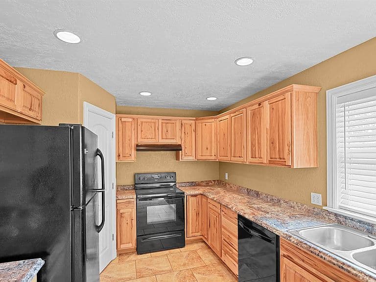 2040 Conant Ave photo 3