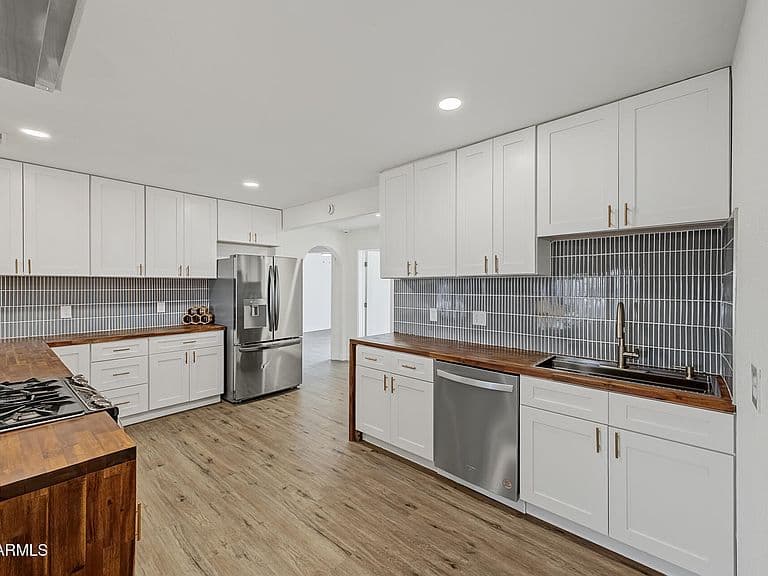 557 W Erie Street photo 2