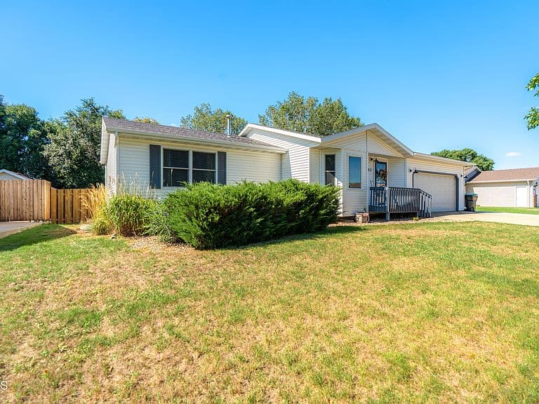 82 Weir Dr photo 2