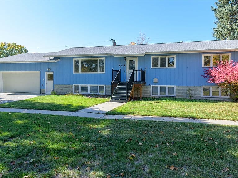 215 College St photo 3
