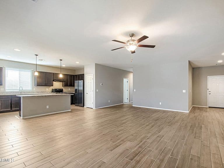 6926 W TOWNLEY Avenue photo 3