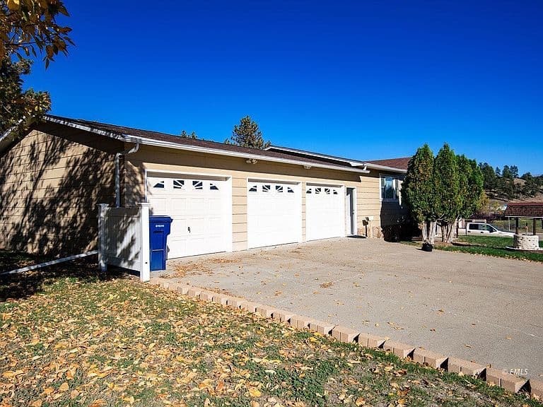 2217 Primrose Dr photo 3
