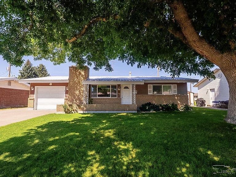 825 Sykes Dr photo 1