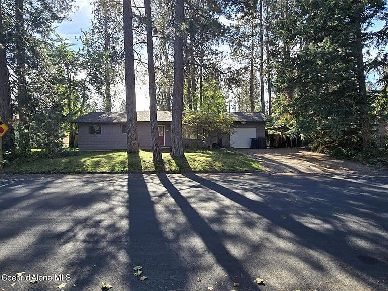 4758 E Woodland Dr photo 1