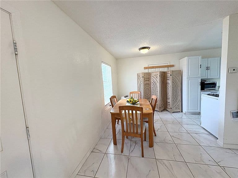 2036 Davis Avenue photo 4