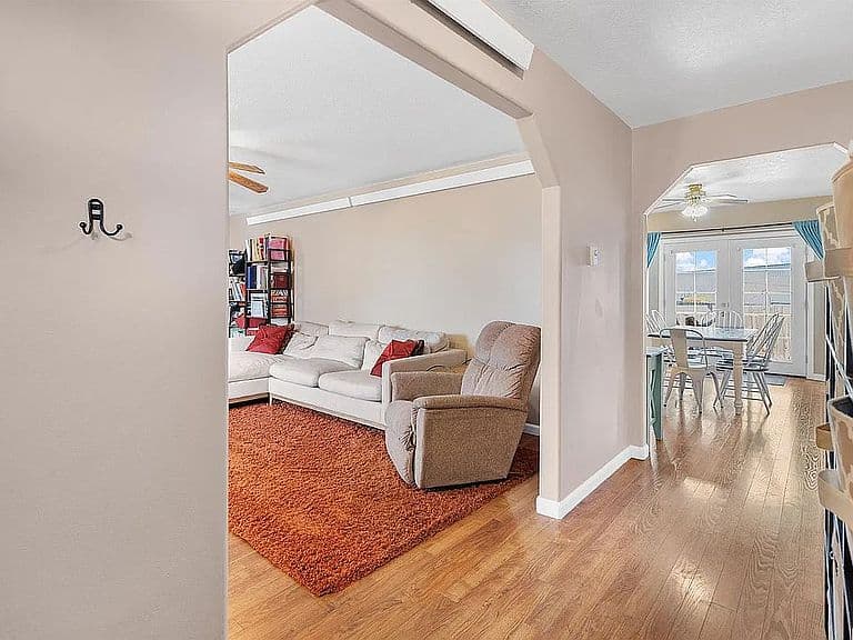 309 W Willow St photo 3