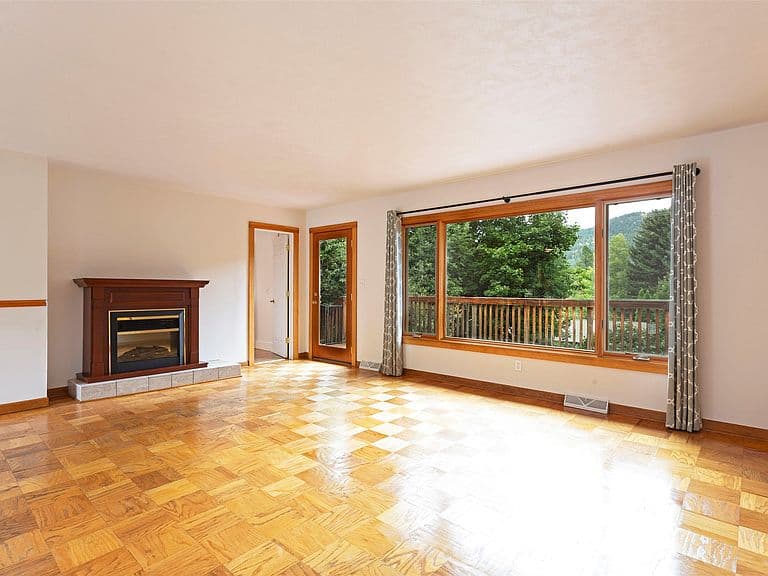 2412 Skyline Dr photo 5