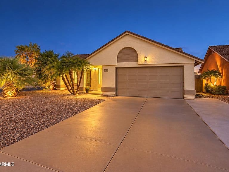 3025 E BREMEN Street photo 1