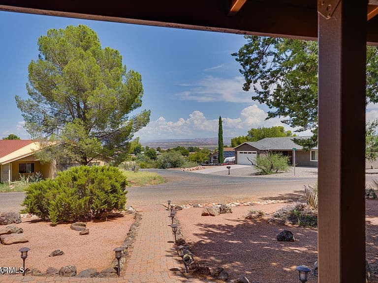 1099 E MEADOWLARK Lane photo 1