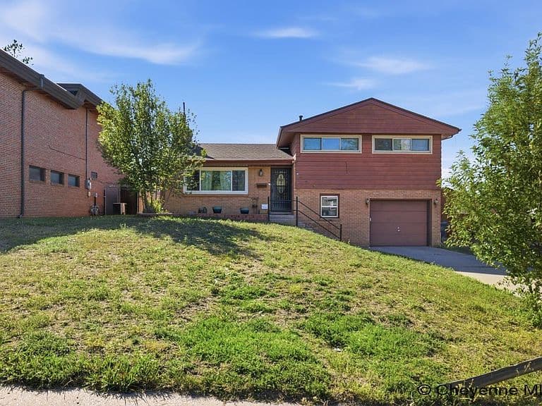 649 Vista Ln photo 4