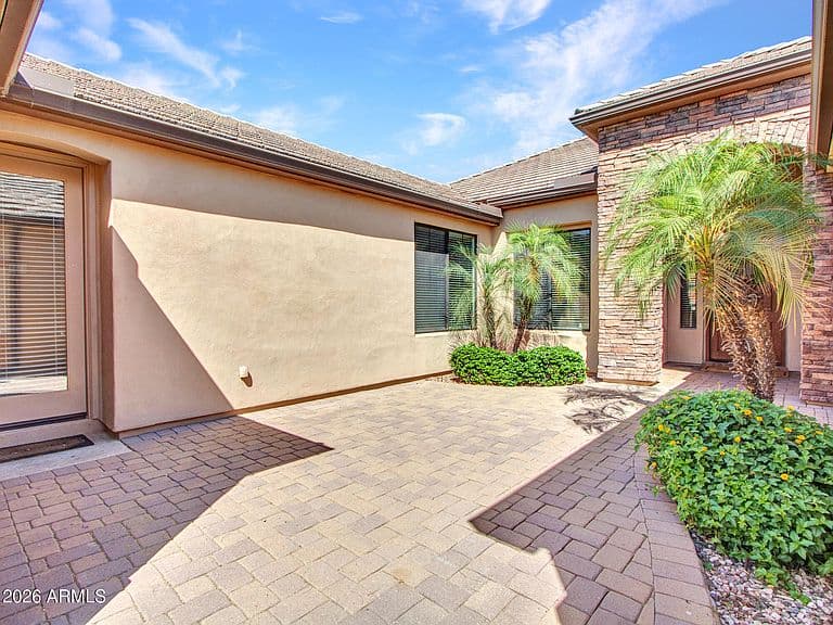 15430 W SELLS Drive photo 1