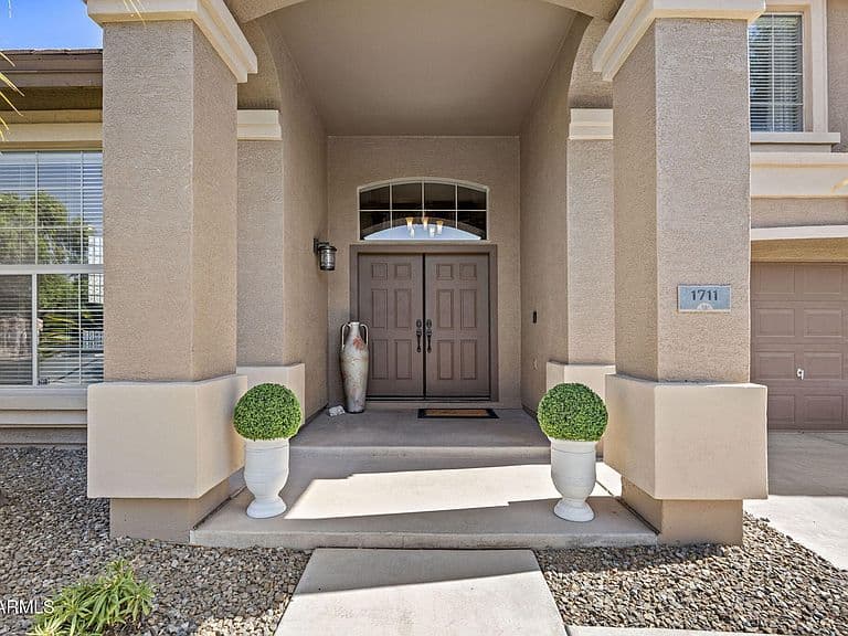 1711 E HORSESHOE Drive photo 4