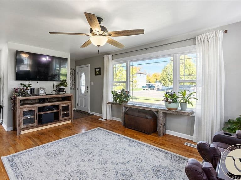 4634 Lux Ave photo 5