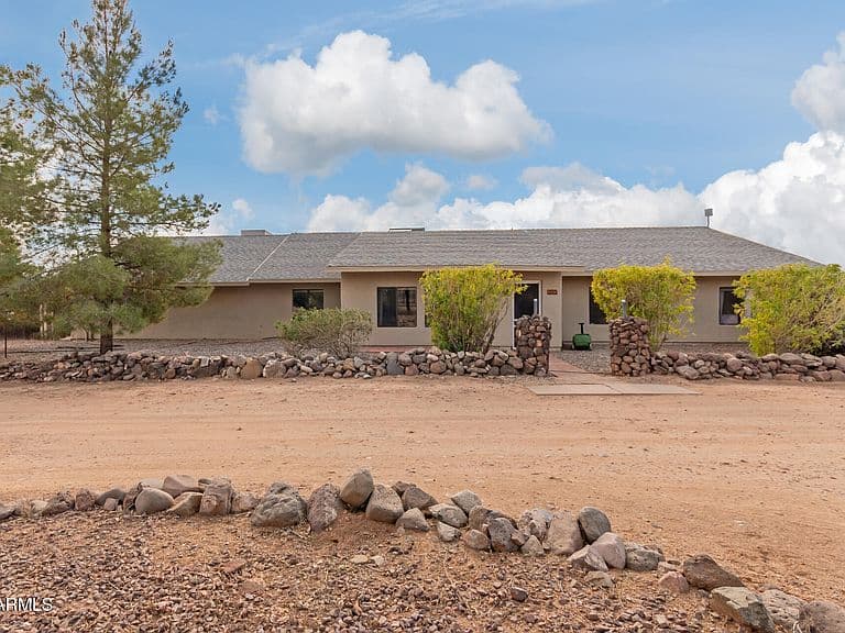 313 W SADDLE MOUNTAIN Road photo 2