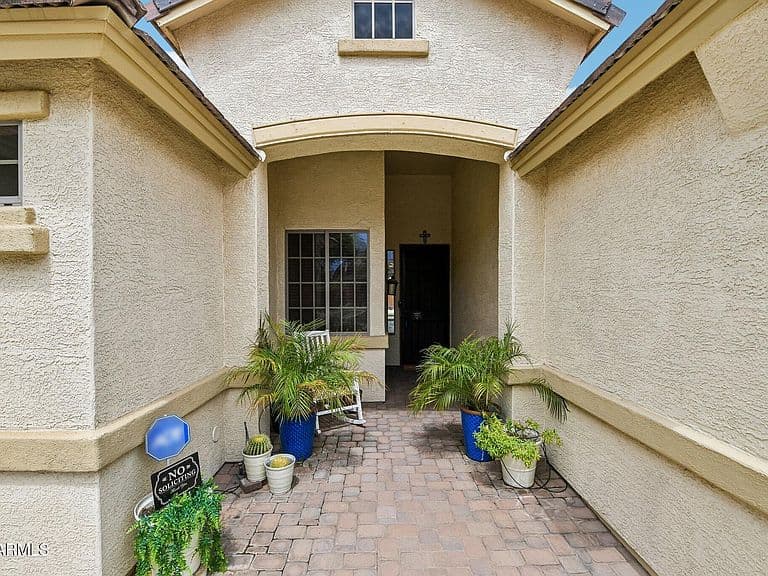 2801 E LINDRICK Drive photo 3