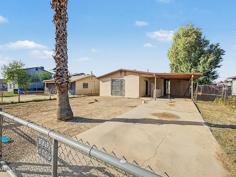 1138 W APACHE Street photo 2