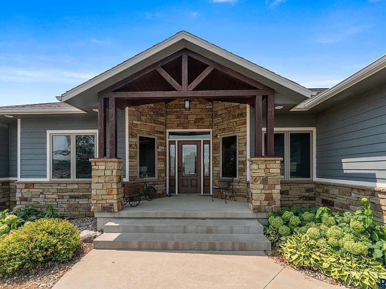 1005 Andrew Dr photo 3