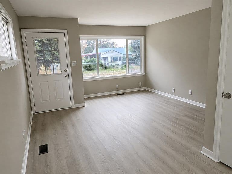 618 E Avenue D photo 4