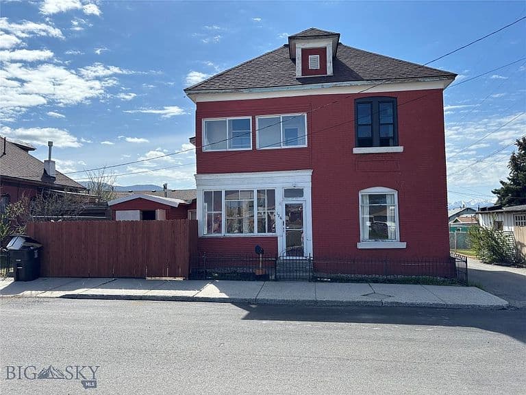 126 1st St photo 2