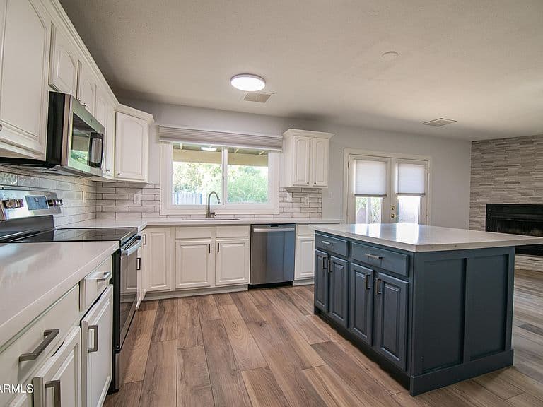2141 E OXFORD Drive photo 3