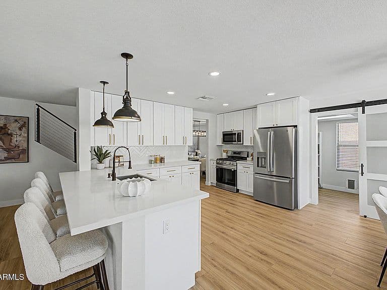 425 W MIDLAND Lane photo 4