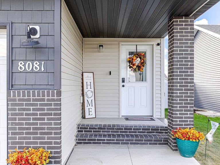 8081 Goldfinch Dr photo 2